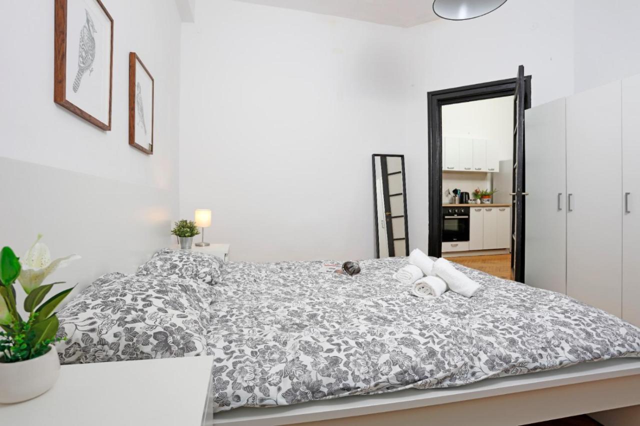 Lovely Apartment With 2 Bedrooms 布加勒斯特 外观 照片